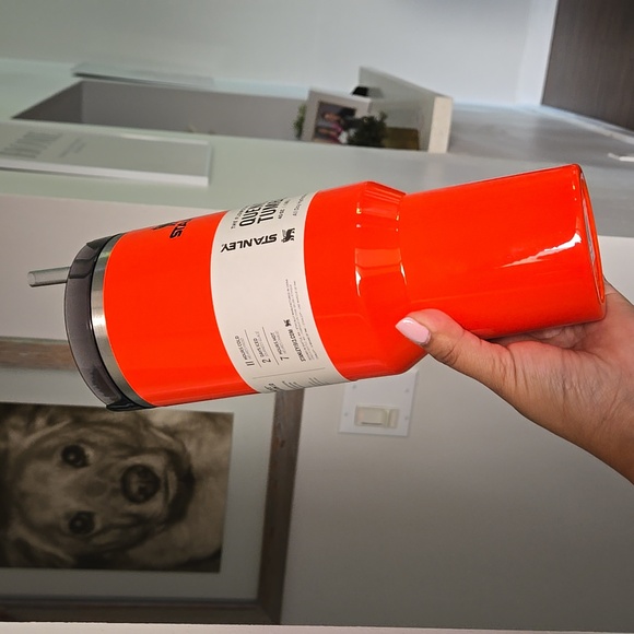 ๐๐ฎ๐๐ ๐ฑ๐ฟ๐ผ๐ฝ NWT Stanley 40 oz. Quencher H2.0 FlowState Tumbler neon orange - Picture 5 of 5